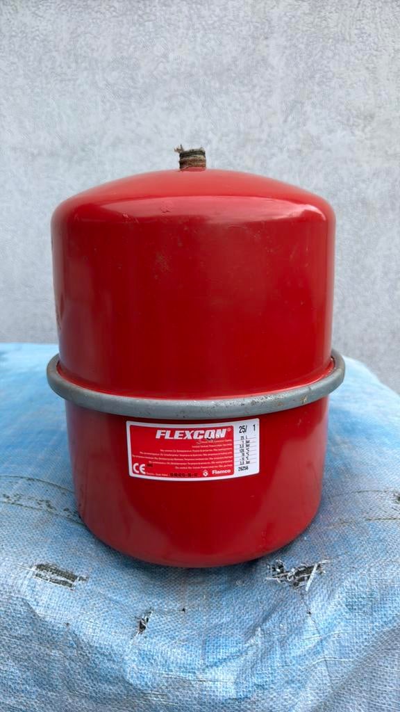 3 expansievaten voor centrale verwarming., Ophalen, Gebruikt