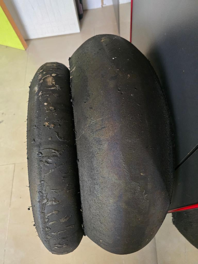 Train pneus slicks 200 et 120 x17, Autos : Pièces & Accessoires, Pneus & Jantes, Enlèvement, 17 pouces, Autre, Pneu(s)