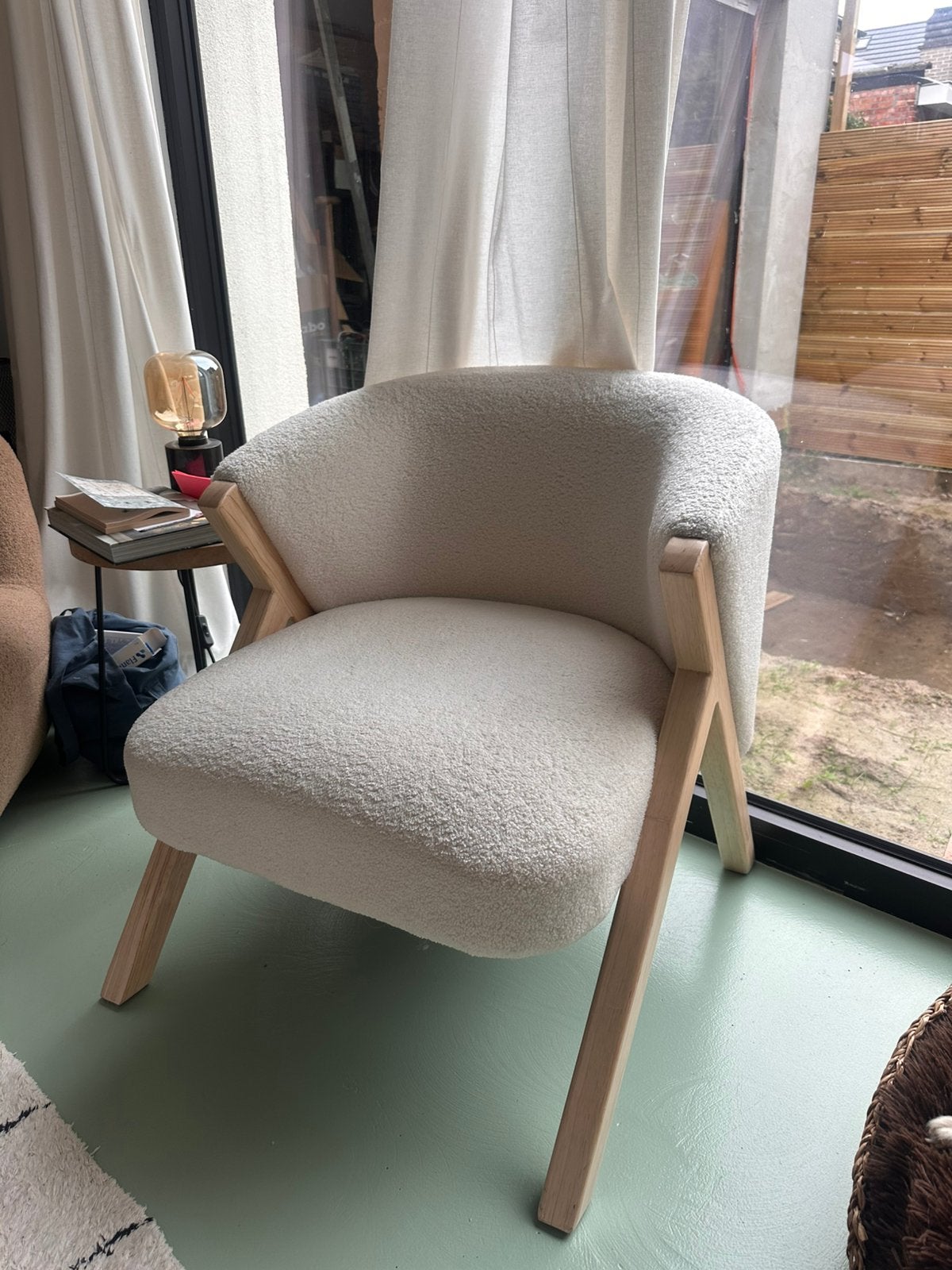 Mooie witte bouclé fauteuil / 1-persoonszetel, Ophalen, Zo goed als nieuw