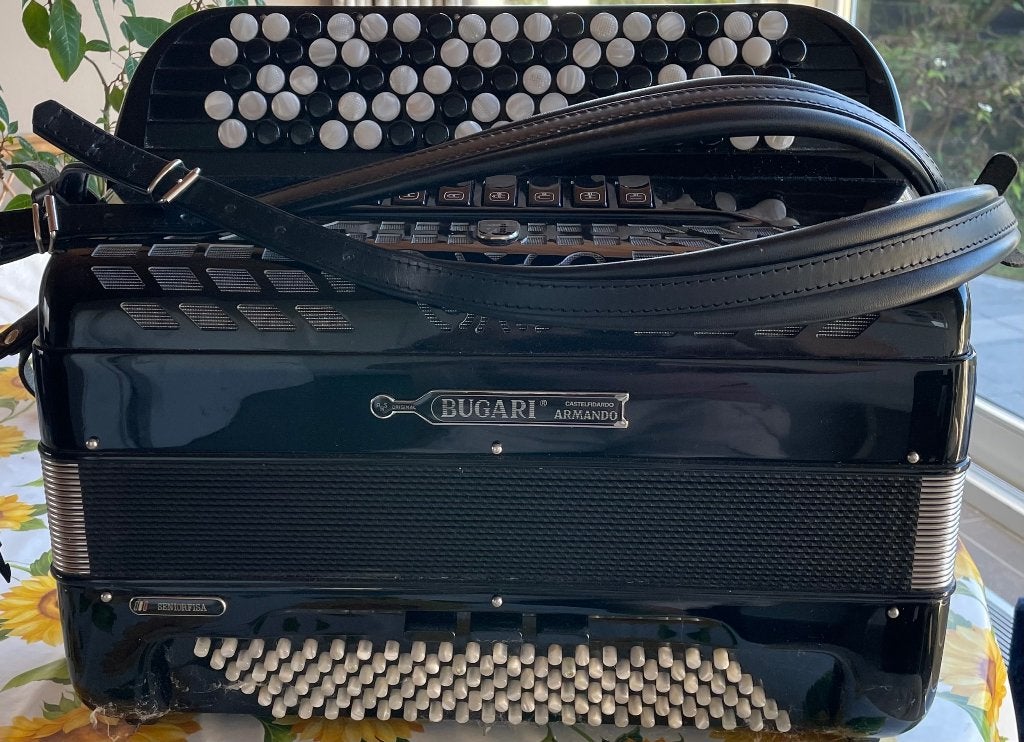 Accordeon Bugari Seniorfisa + riemen en koffer, Muziek en Instrumenten, Gebruikt, Met koffer, Knopaccordeon, 120-bas