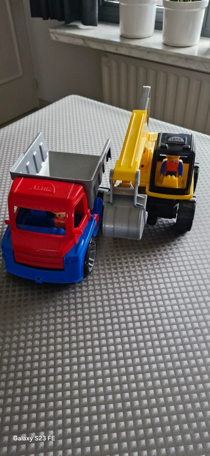 vrachtwagen en graafmachine, Ophalen, Zo goed als nieuw