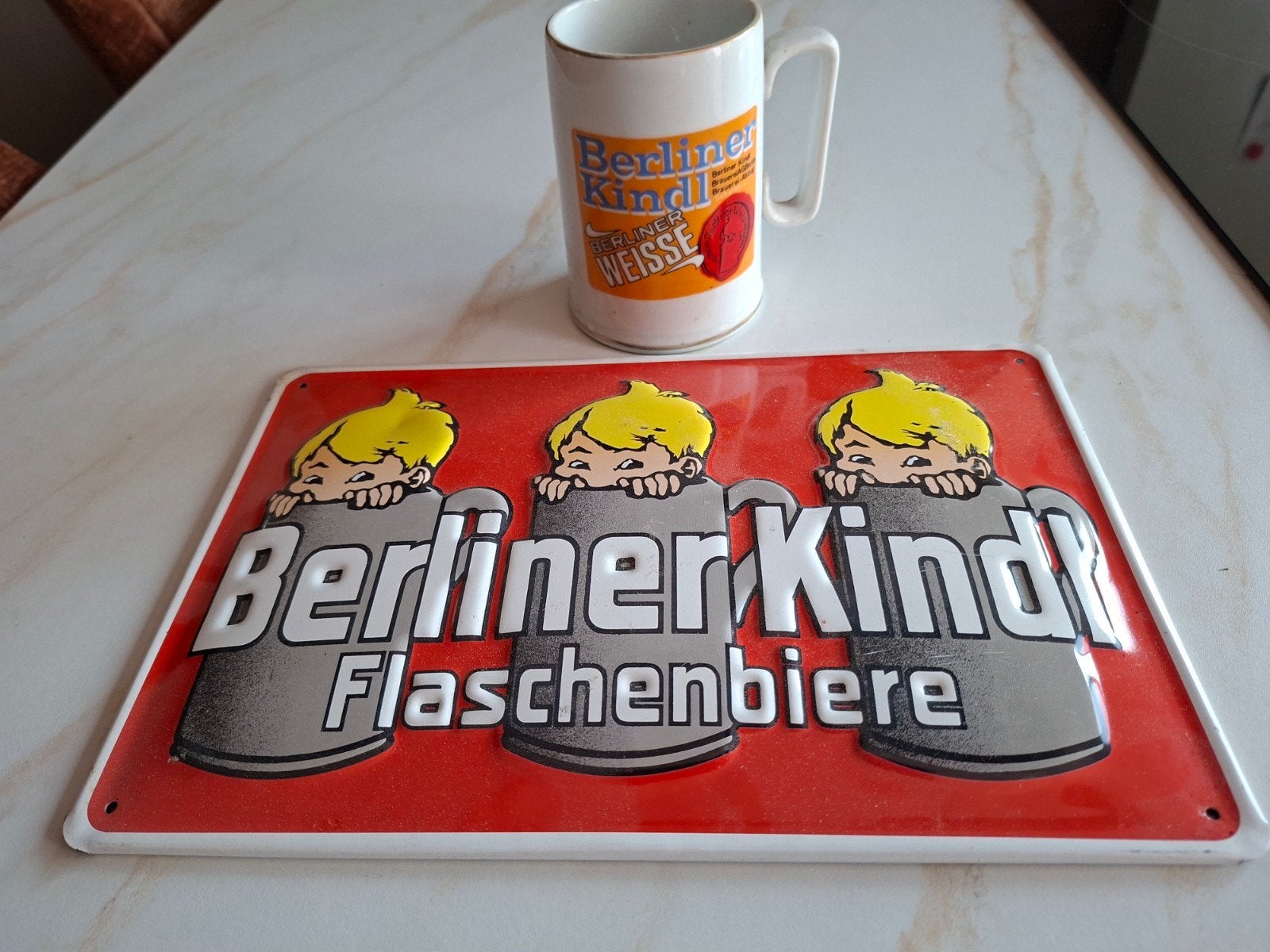 Plaque en tôle et sa choppe de bière Berliner kindl, Collections, Enlèvement ou Envoi