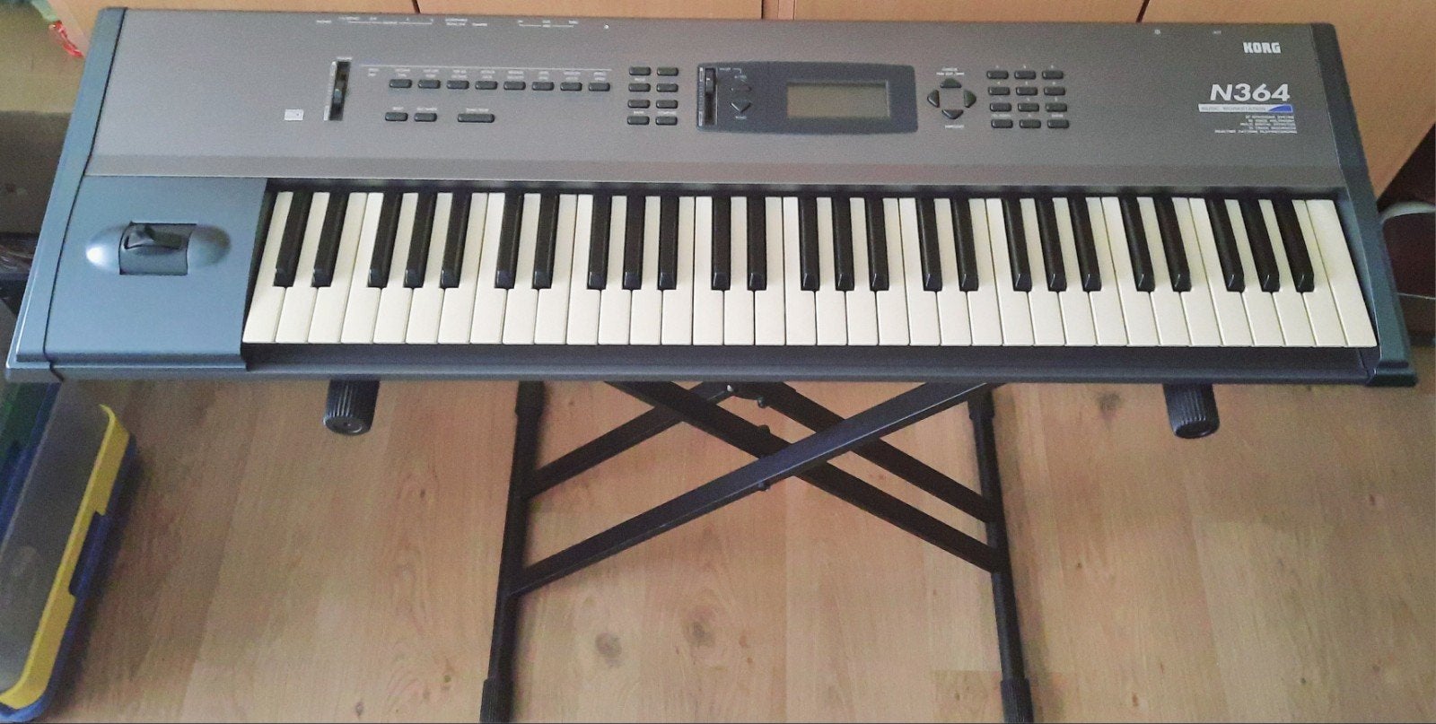 Korg N364 synthesizer, Ophalen, 61 toetsen, Korg, Aanslaggevoelig