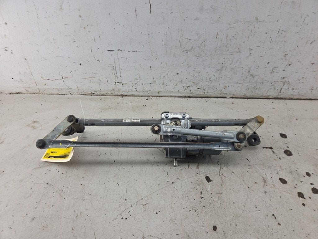MOTEUR + TRINGLERIE ESSUIE GLACE AVANT Golf VI (5K1), Robert Bosch AG, Volkswagen, Utilisé, Robert-Bosch-Allee 1
74232  Abstatt, DE