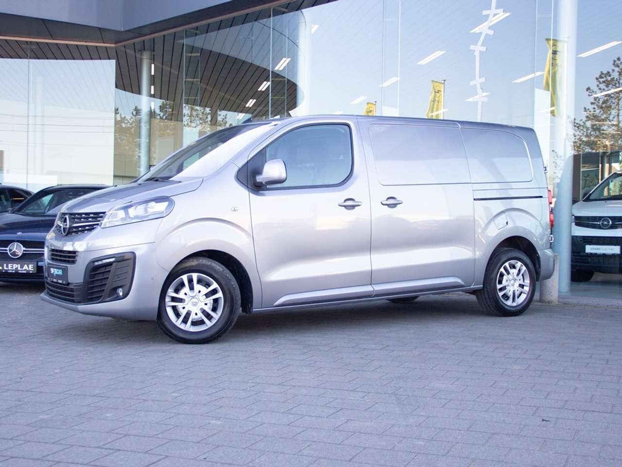 Opel Vivaro VAN L2 2.0 AUTOMAAT 180PK 2 SCHUIFDEUREN|TREKHA, Autos, Argent ou Gris, Entreprise, 3 places, 131 kW