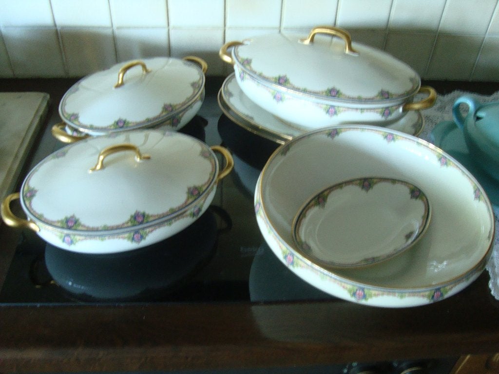 Deel van een eetservies in Limogesporselein., Ophalen
