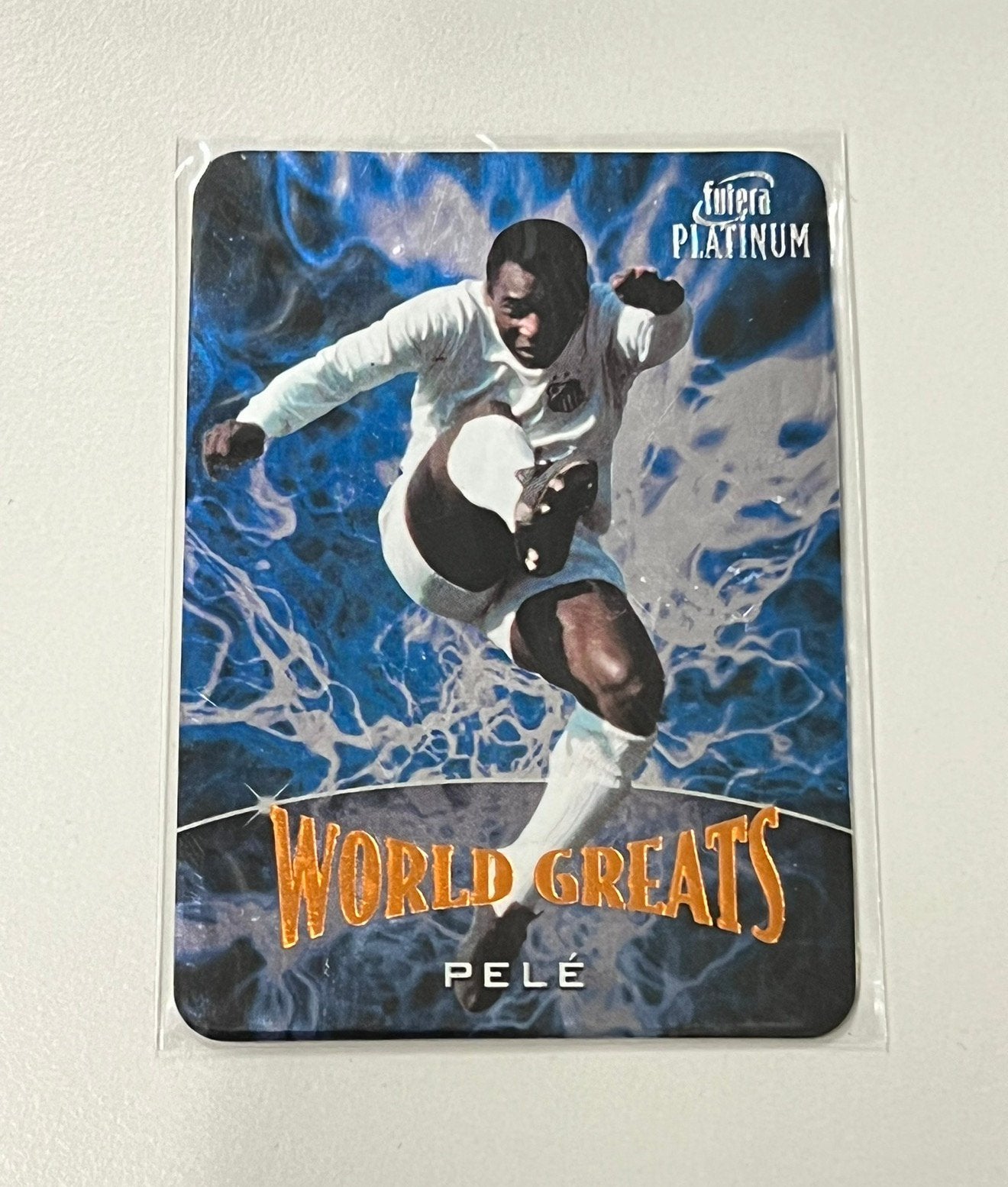 PELE Futera Platinum 01 WORLD GREATS 1318-2000 voetbal kaart, Ophalen of Verzenden, Zo goed als nieuw, Spelerskaart