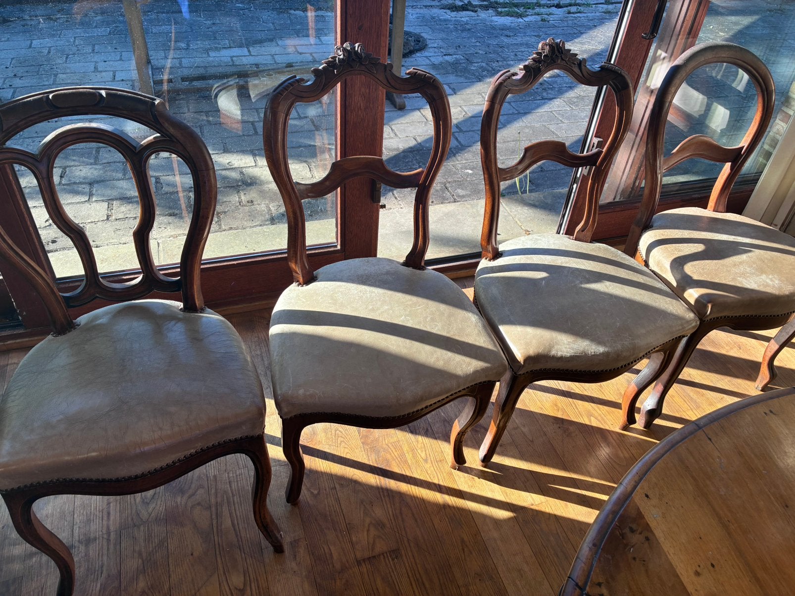 4 chaises anciennes recouvertes de cuir, Antiquités & Art, Enlèvement