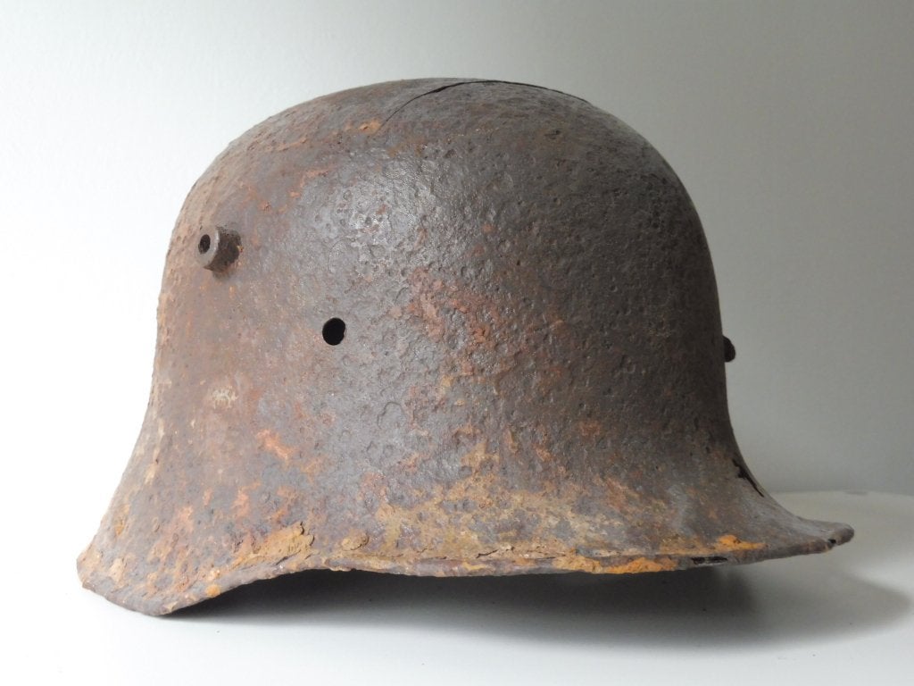 WO1 Duitse M16 Stahlhelm – Bodemvondst met gevechtsschade, Verzenden