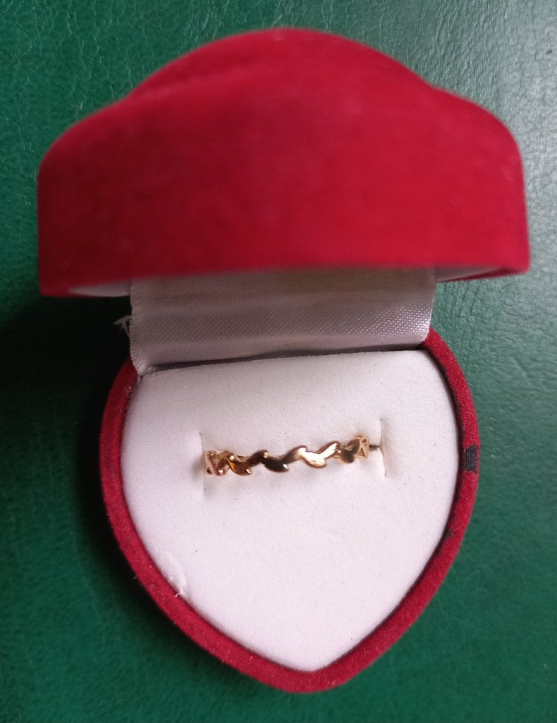Ring - goudkleurig - bloemblaadjes (NIEUW), Nieuw, Ophalen of Verzenden, Kleiner dan 17, Dame