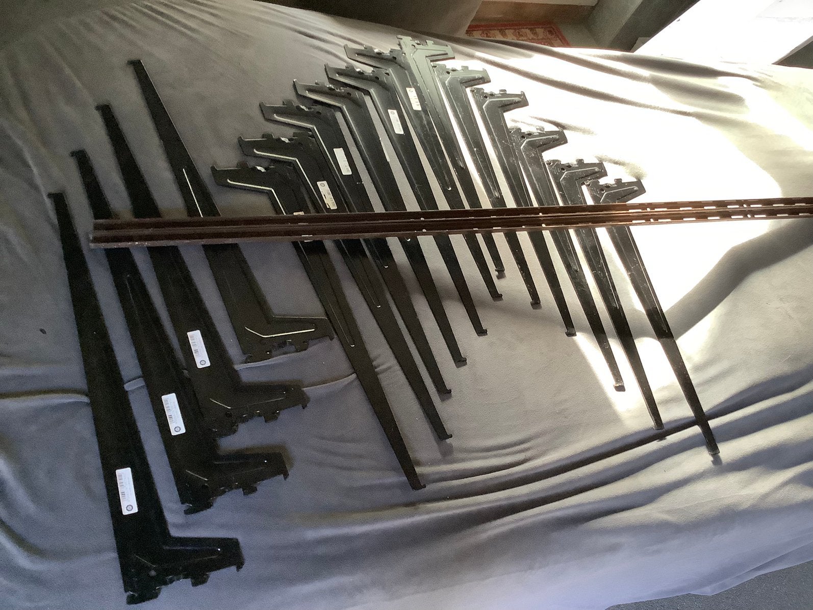 2 rails (1,50 cm ) en 16 haken ( 50 cm), Ophalen, Zo goed als nieuw