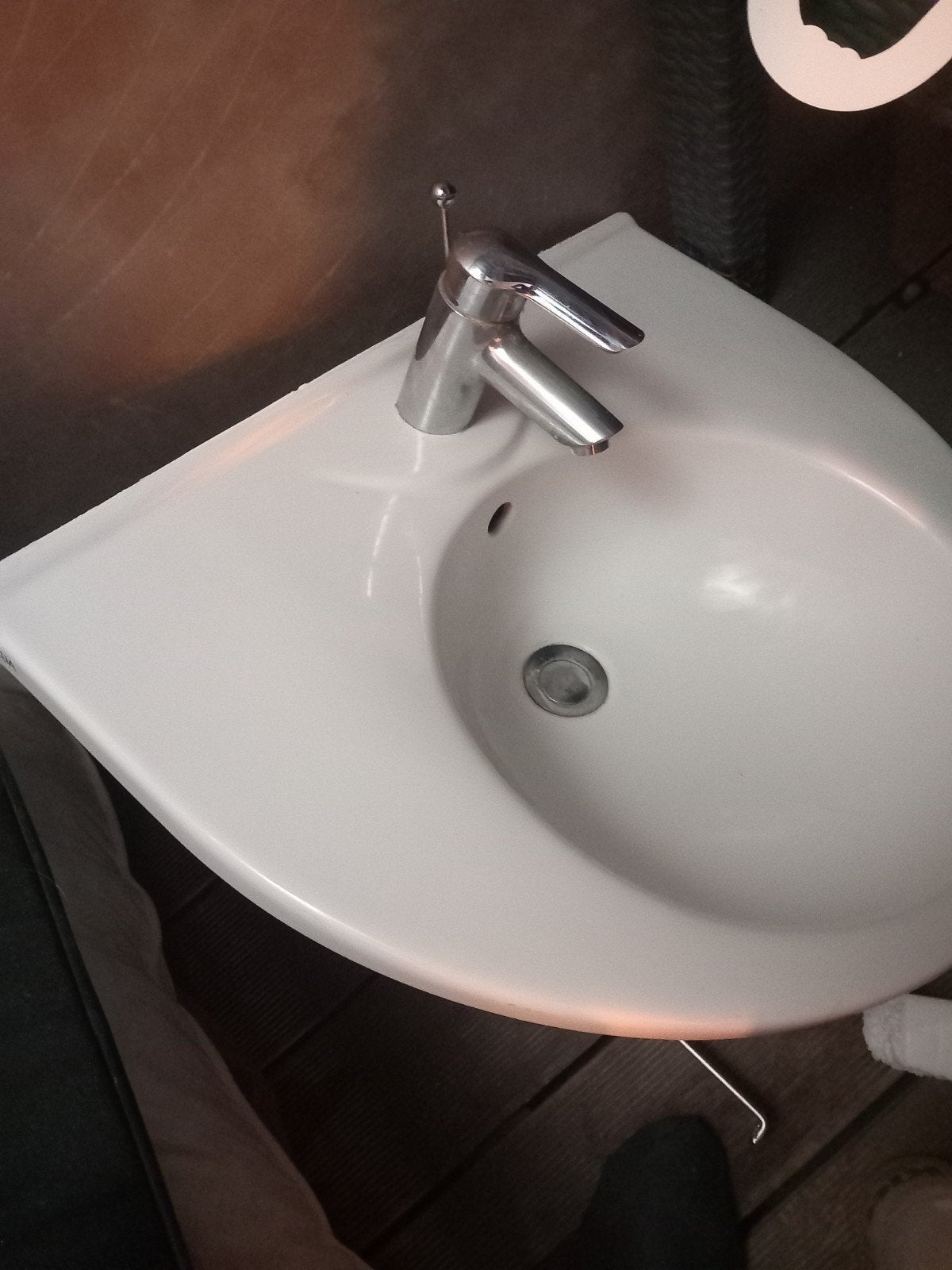 Gratis Wastafel wit en kraan zilver, Ophalen, Gebruikt, 50 tot 100 cm, Minder dan 100 cm