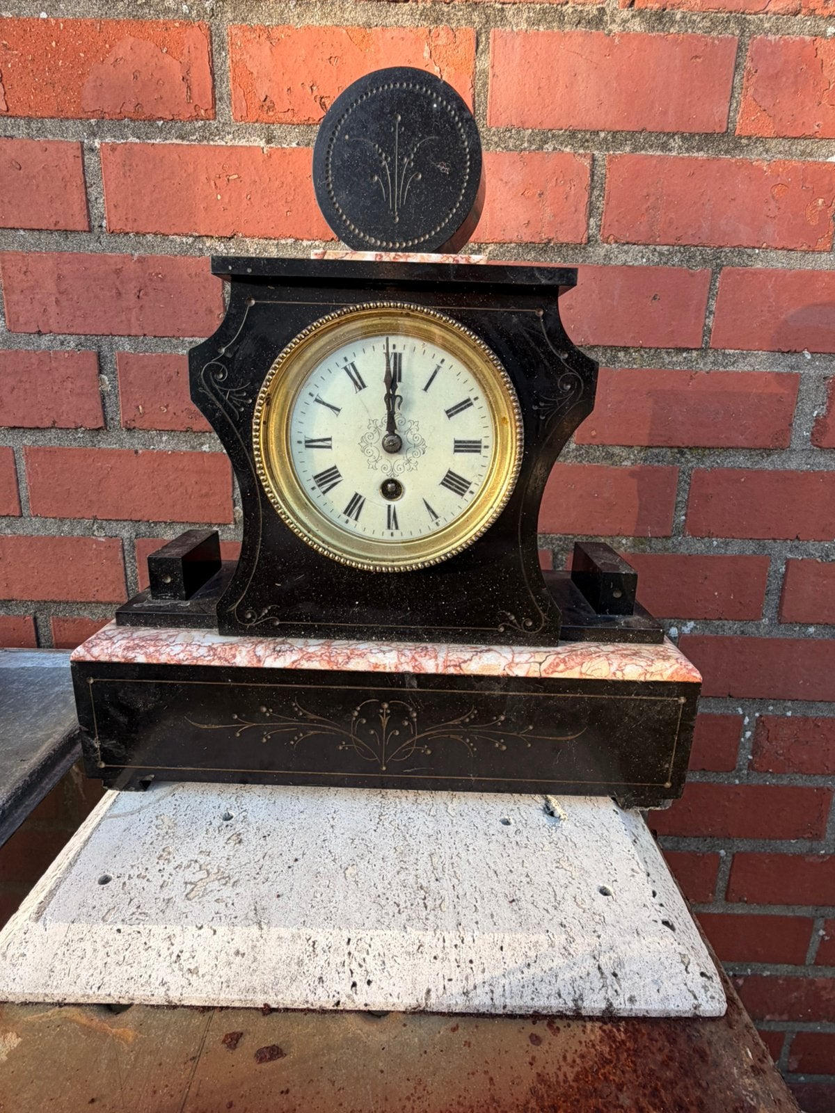 Horloge de cheminée ancienne en marbre noir — XIXe siècle, Enlèvement ou Envoi