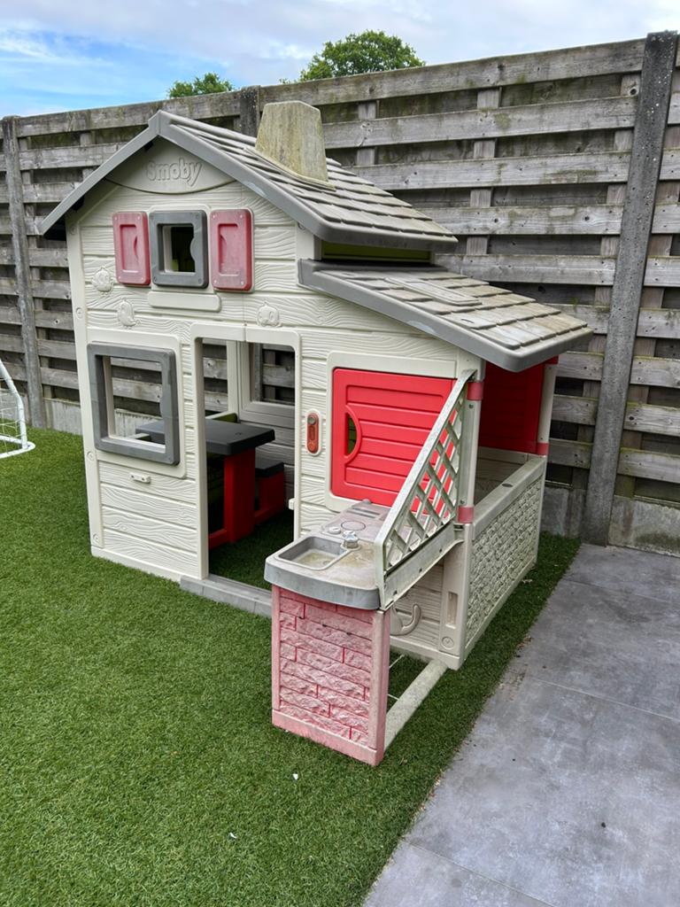 SMOBY speelhuis met buitenkeukentje en picknicktafel, Ophalen, Zo goed als nieuw