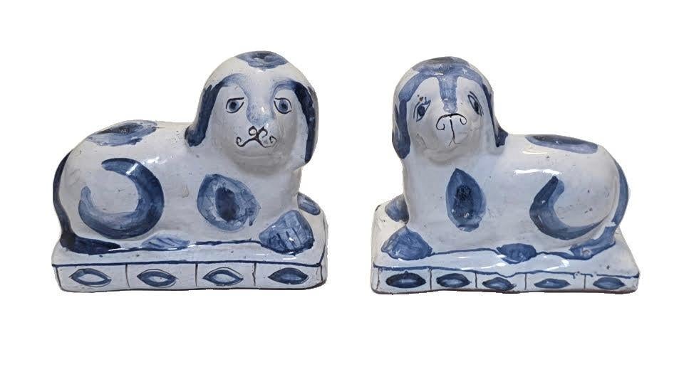Chiens en terre cuite avec glaçure blanche/bleue., Enlèvement ou Envoi, Comme neuf, Chien ou Chat, Statue ou Figurine