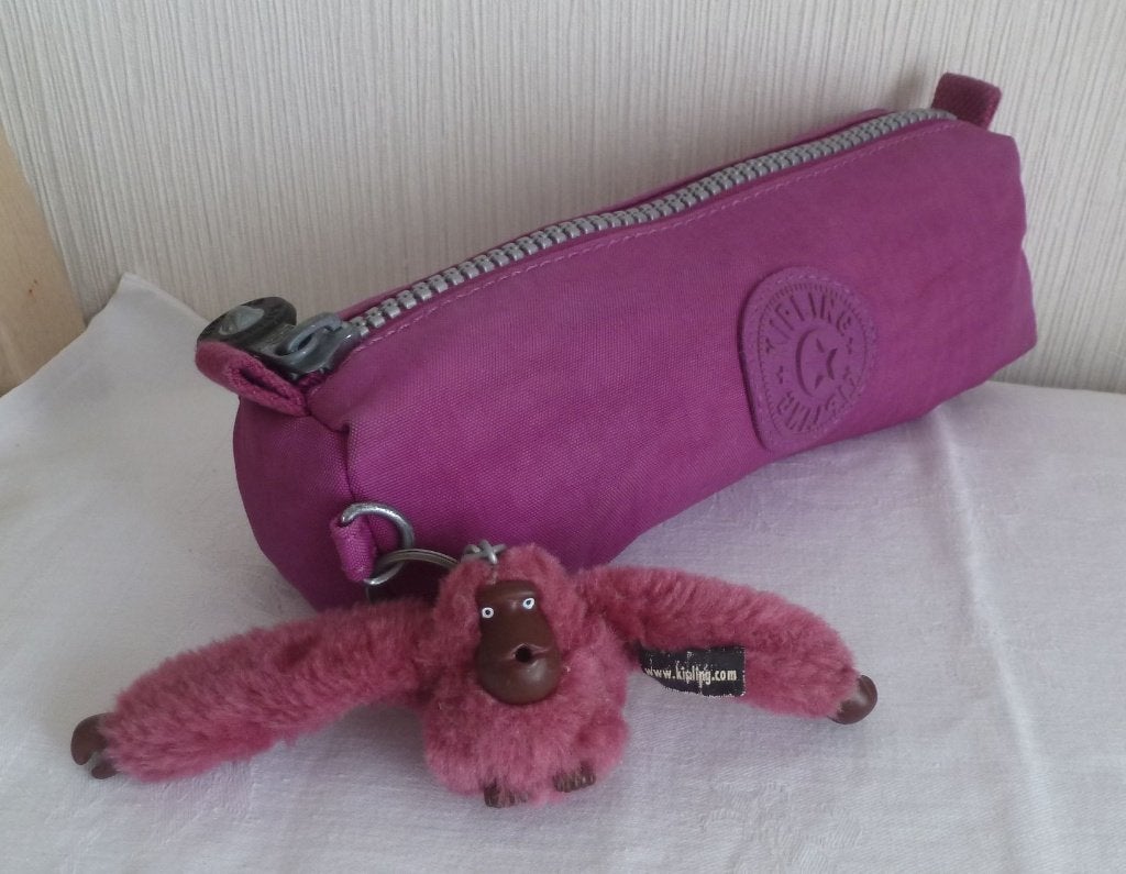 Kipling paarsroze pennenetui met aapjes „freedom”, Ophalen of Verzenden, Gebruikt