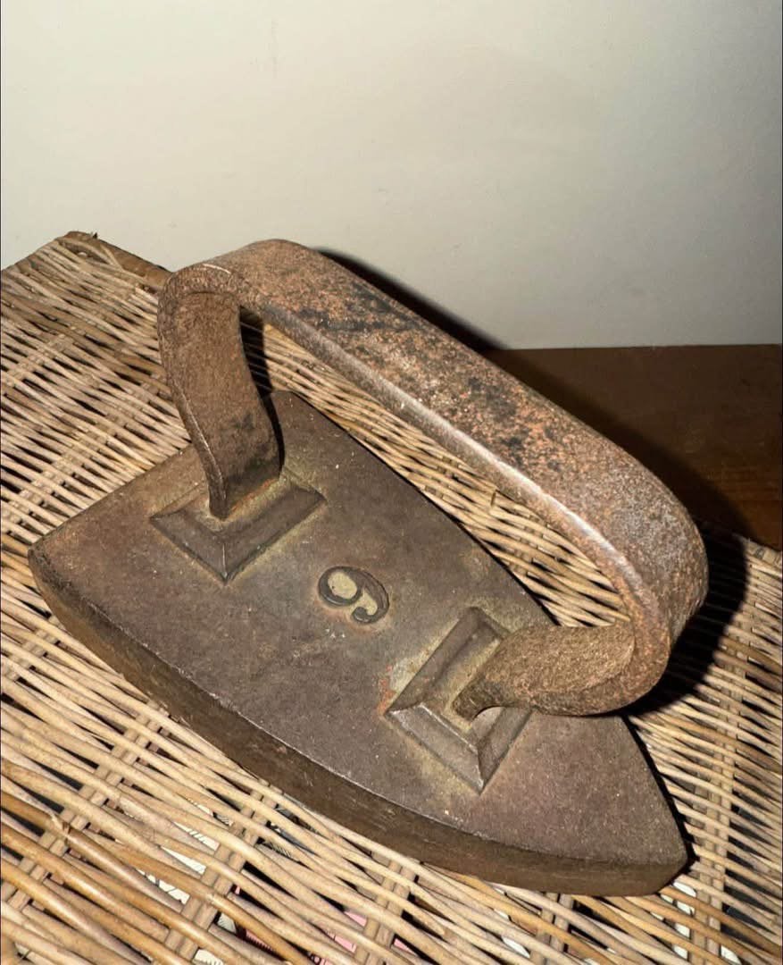 Ancien fer à repasser en fonte n6 – vintage / déco, Antiquités & Art, Enlèvement ou Envoi