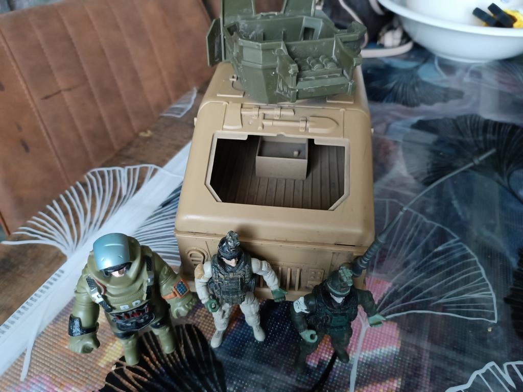 Figurine militaire, Enlèvement