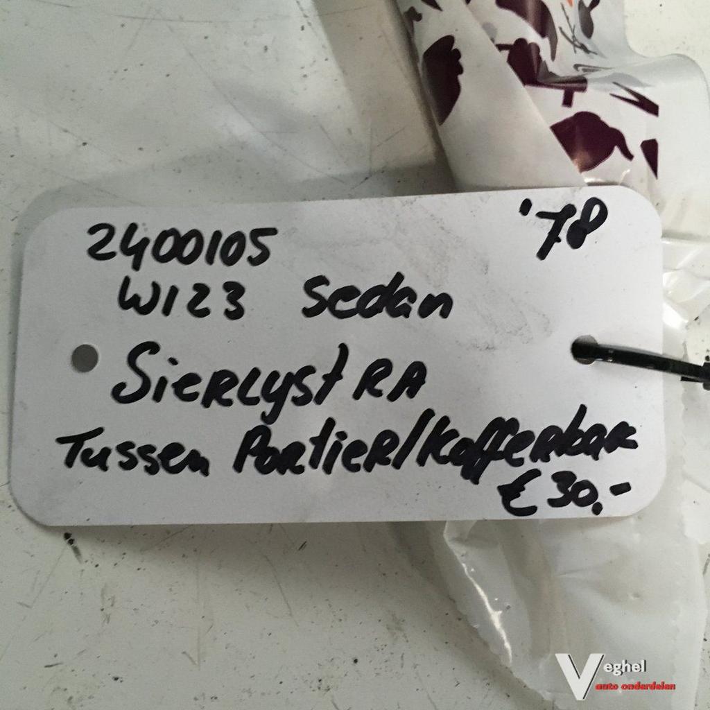 Mercedes W123 sedan 1978  2400105 Sierlijst Rechtsachter tus, -, Utilisé, -, -