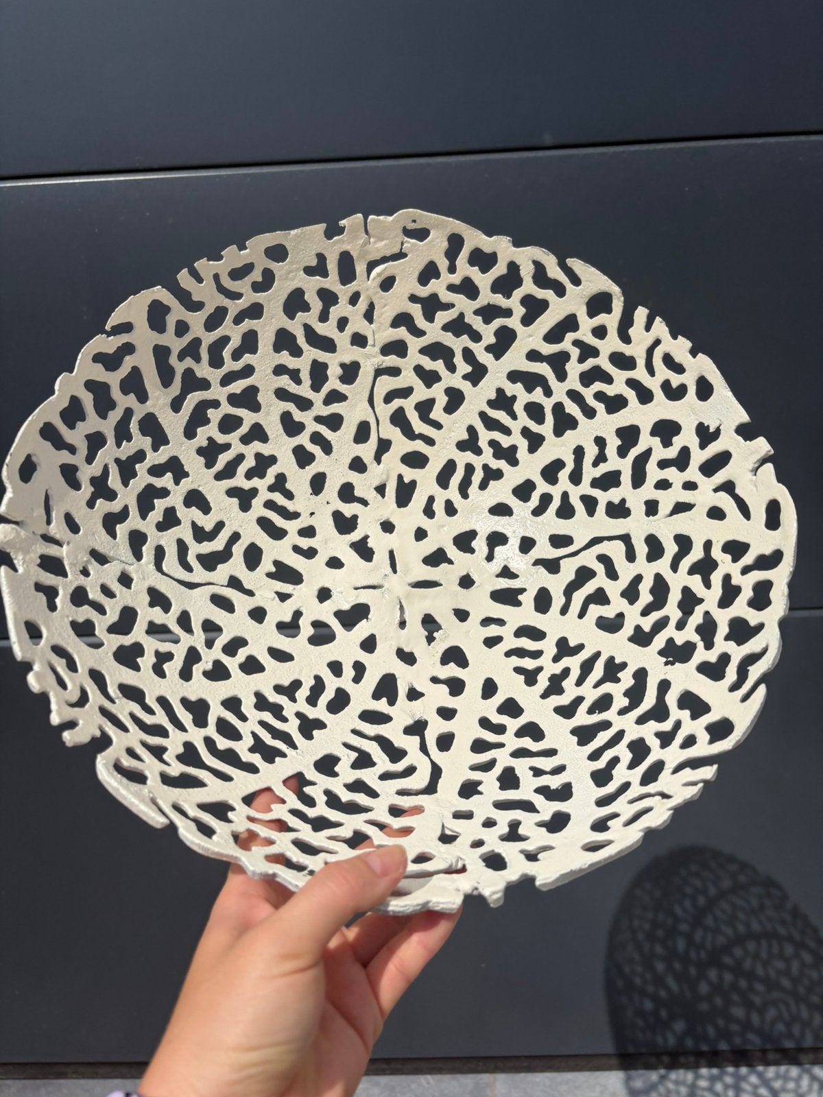 Design fruitschaal in wit metaal – decoratieve blikvanger, Huis en Inrichting, Ophalen, Metaal, Zo goed als nieuw, Wit