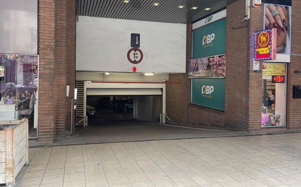 Beveiligde parkeerplaats te huur - Chaussée de Charleroi, Brussel