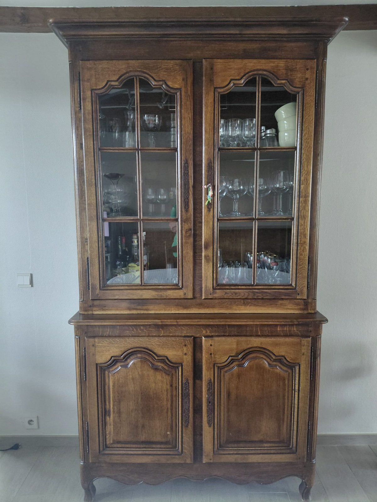 Glazen kast. Dressoir en tafelxmet stoelen, Antiek en Kunst, Ophalen