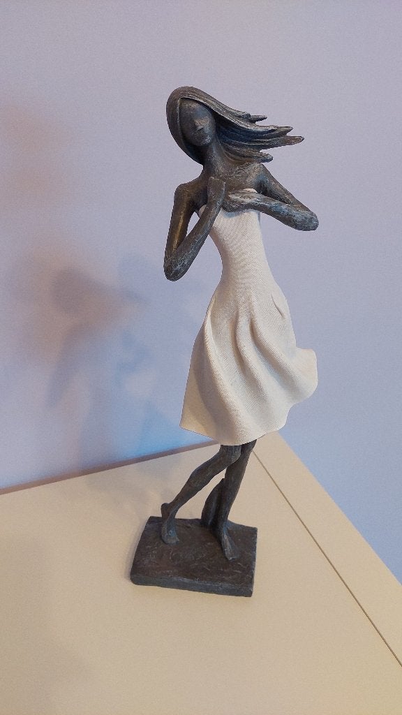 Beeld vrouw en man met kind, Antiek en Kunst, Kunststof, Ophalen of Verzenden, 20 - 50 cm, Op sokkel
