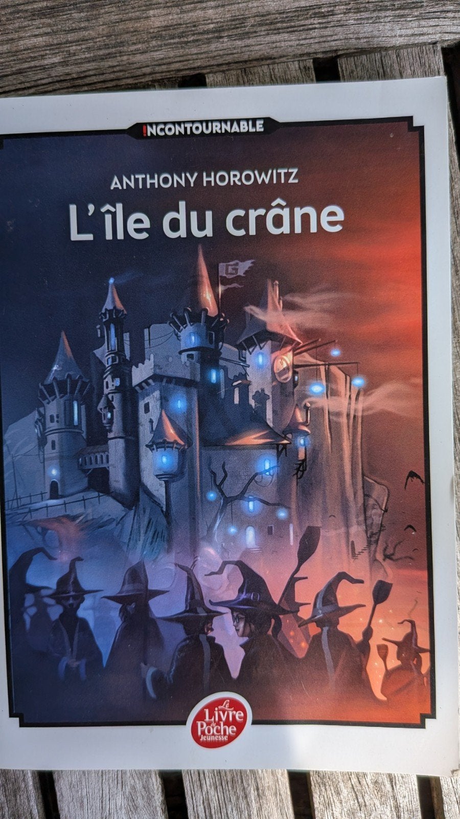 L'île du crâne, Enlèvement