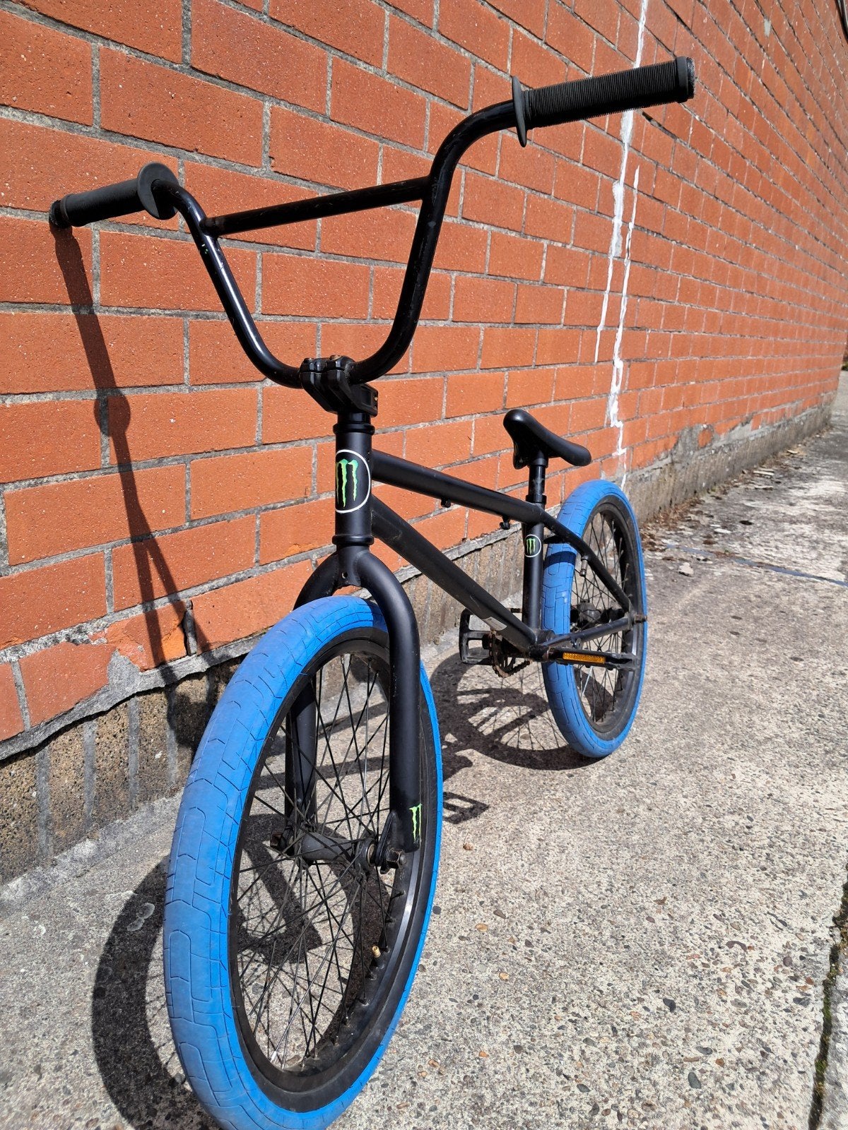 BMX met blauwe banden/Zwarte BMX met compact frame., Fietsen en Brommers, Ophalen, Gebruikt