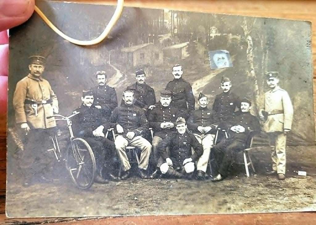 Belgische krijgsgevangenen met Duitse bewakers - 1914, Verzamelen, Militaria | Algemeen, Ophalen of Verzenden, Landmacht, Foto of Poster