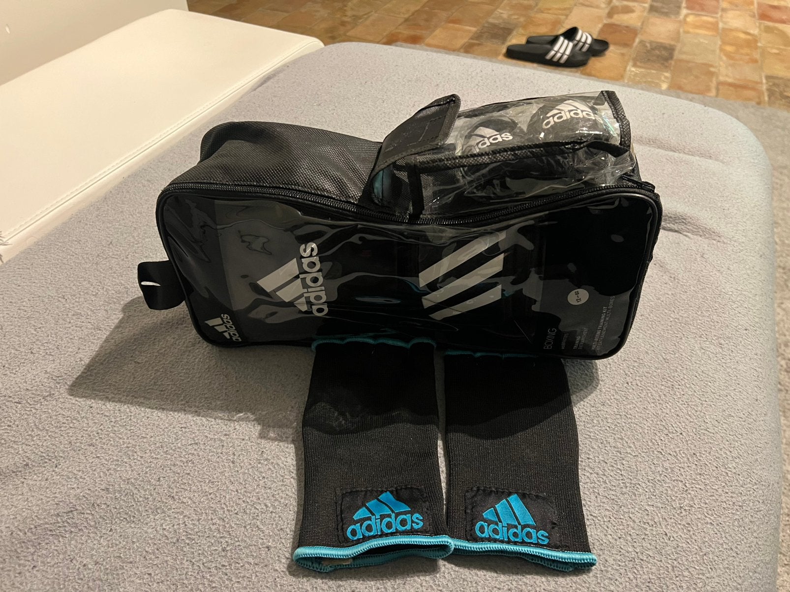 Ensemble Adidas de 12 oz nouveau, Sports & Fitness, Enlèvement ou Envoi, Neuf, Autres, Équipement d'arts martiaux