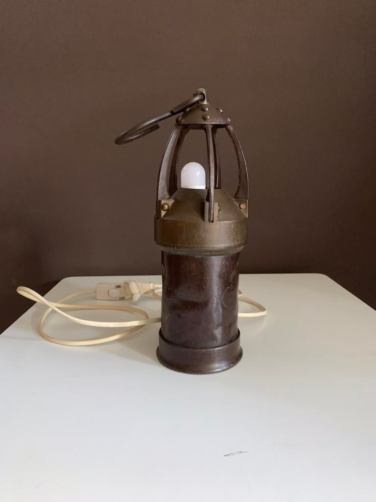 Oude mijnwerkerslamp, Enlèvement