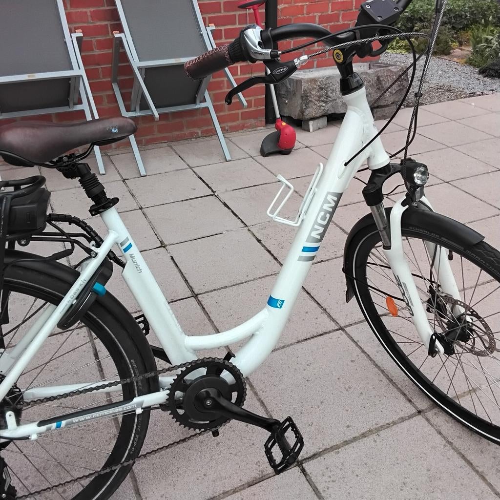Vélo électrique, marque NCM, 28", 2395 km. Avec chargeur., Enlèvement ou Envoi, Comme neuf, 50 km par batterie ou plus, Autres marques
