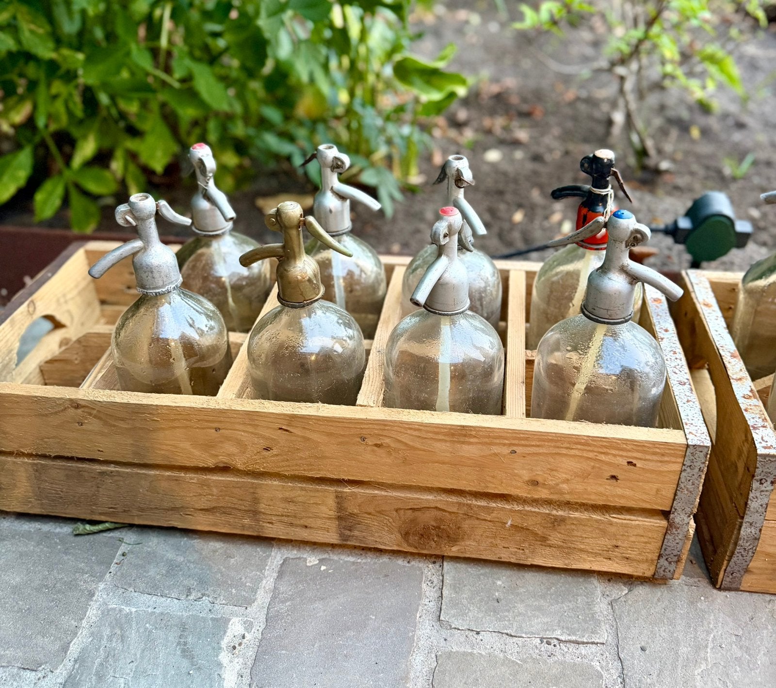 18 antieke sifonflessen te koop in authentieke houten krat, Ophalen, Gebruikt, Glas, Brocante