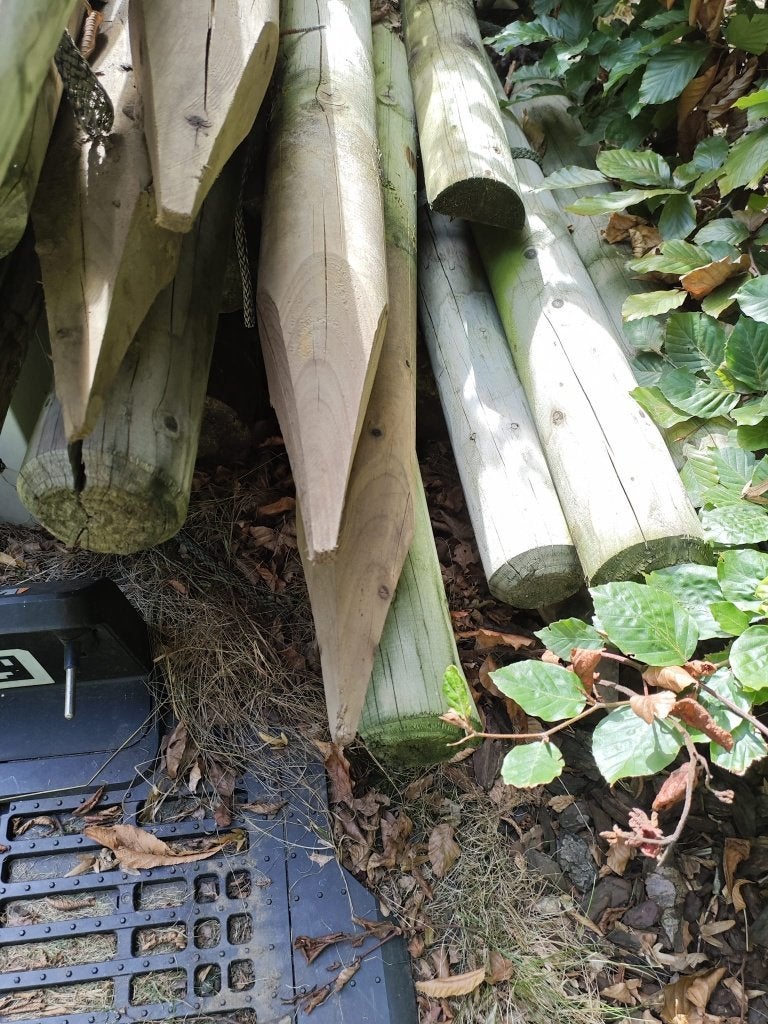 21 poteaux de jardin en bois — 40€ pour l'ensemble du lot, Moins de 180 cm, Poteaux, Bois dur, Enlèvement
