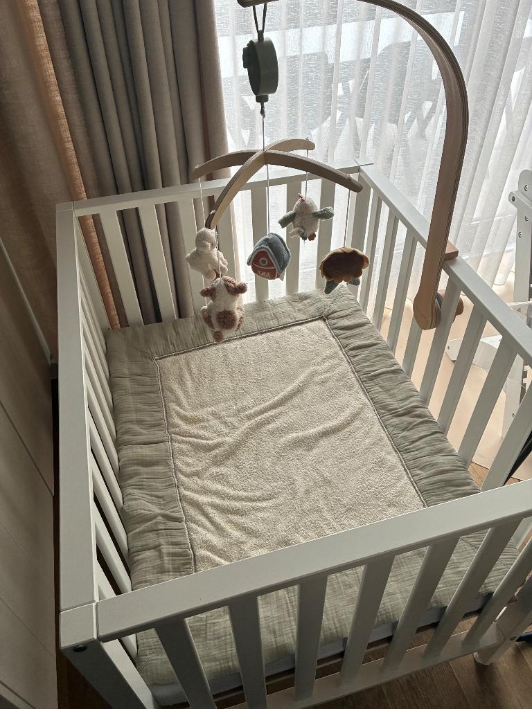 Parc pour bébés avec matelas et mobile, Enfants & Bébés, Parcs, Enlèvement, Comme neuf, Rectangulaire, Roulettes