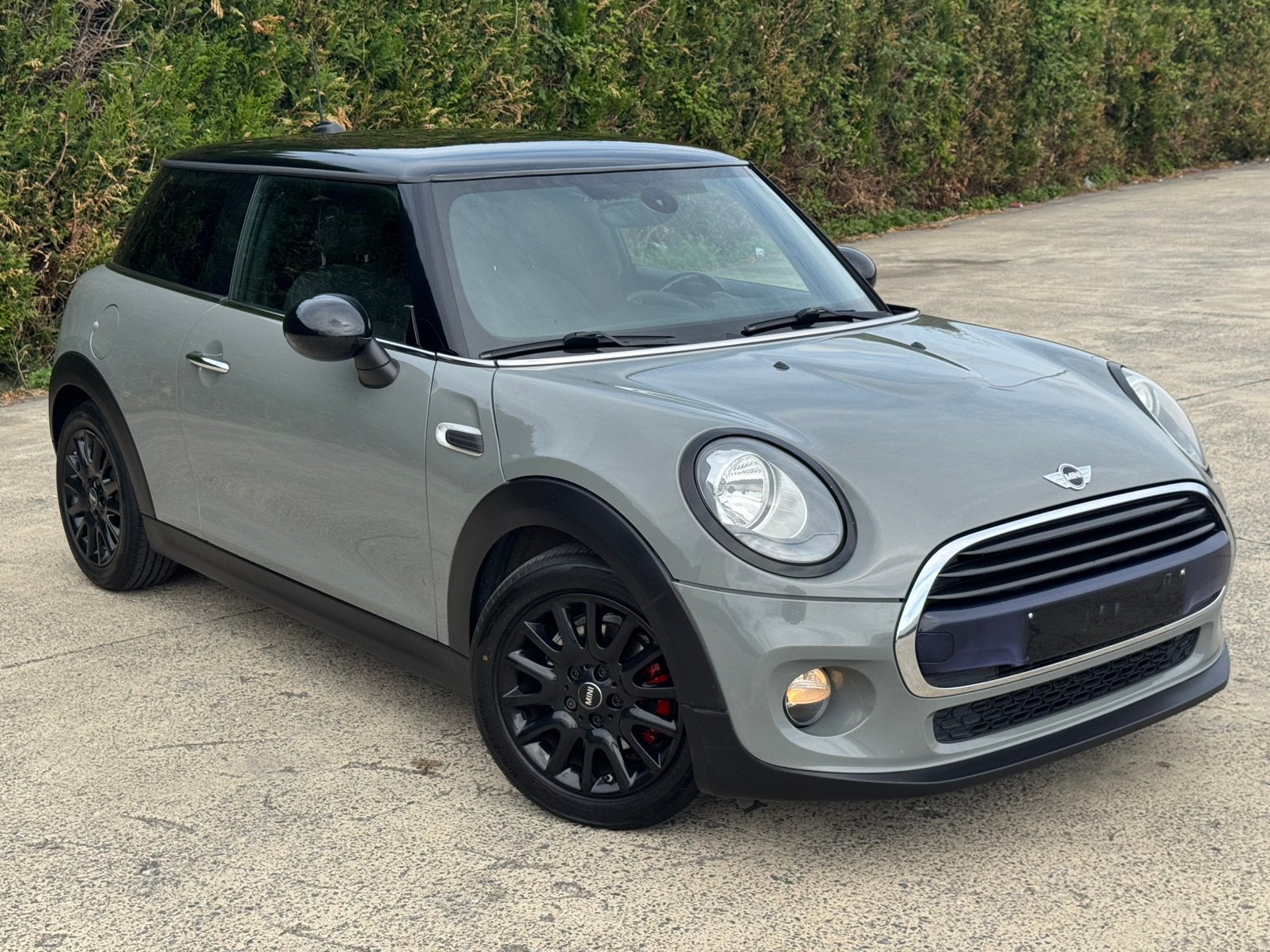 MINI Cooper 1.5 Essence 2017 Euro 6b NAVIGATION, Auto's, Stof, Euro 6, Grijs, Particulier