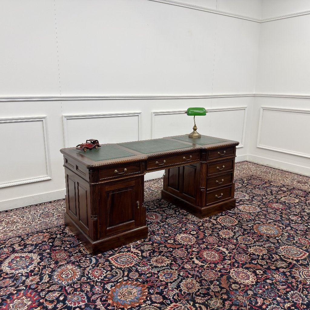 Klassiek Engels Chesterfield Bureau, Antiek en Kunst, Antiek | Kantoor en Zakelijk, Ophalen