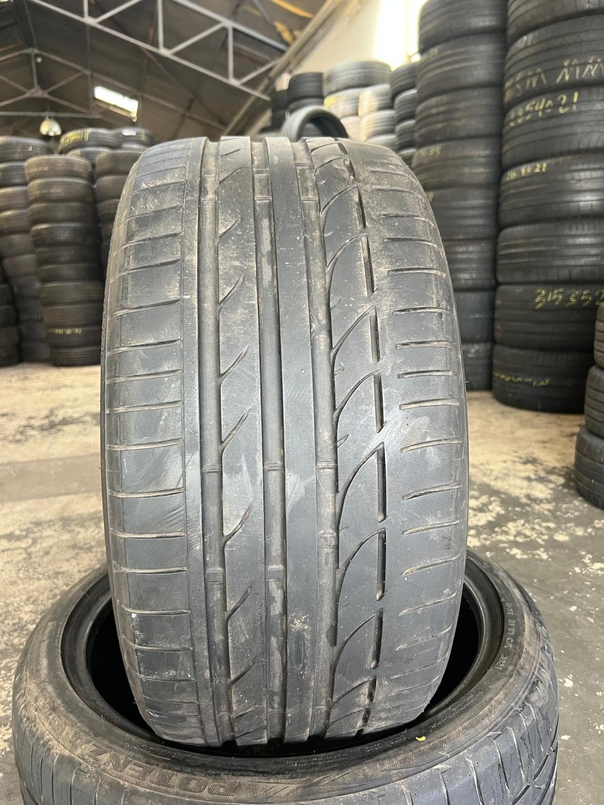 275 35 20 Bridgestone avec montage et équilibrage, Enlèvement