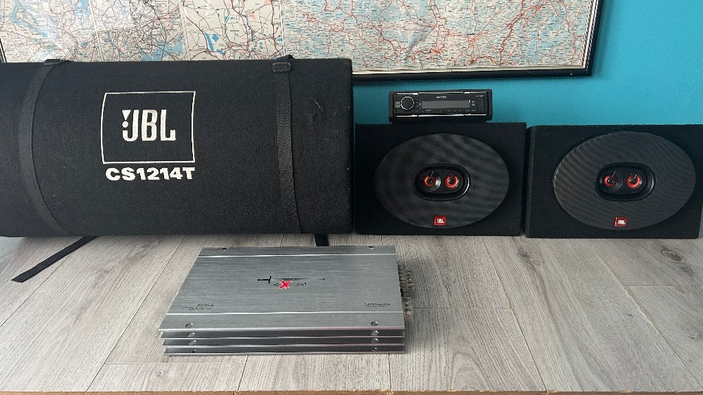 Auto radio met speakers versterker bastube en kabels, Enlèvement, Utilisé