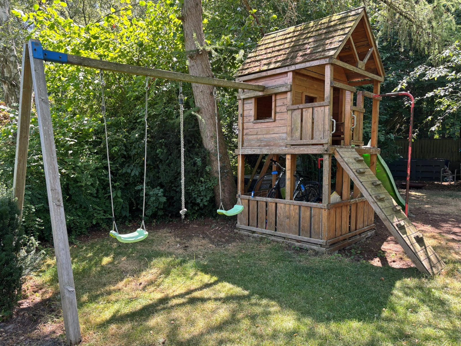 Houten speelhuisje voor in tuin, Kinderen en Baby's, Speelgoed | Buiten | Speeltoestellen, Ophalen, Gebruikt, Schommel
