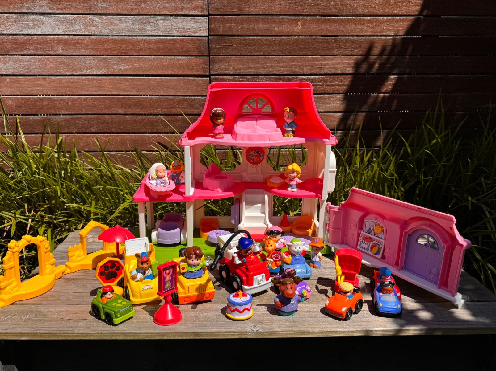 Fisher-Price Little People woonhuis + voertuigen, Kinderen en Baby's, Speelgoed | Poppenhuizen, Ophalen, Zo goed als nieuw, Accessoires