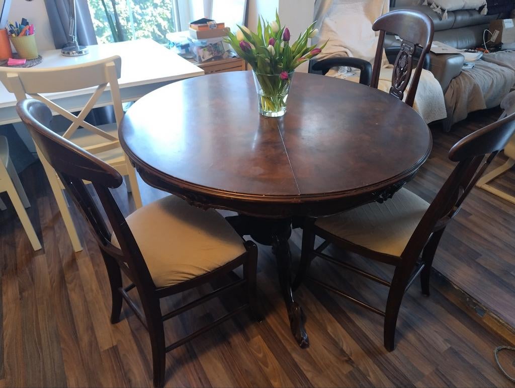 Table ronde en chêne de salle à manger.
