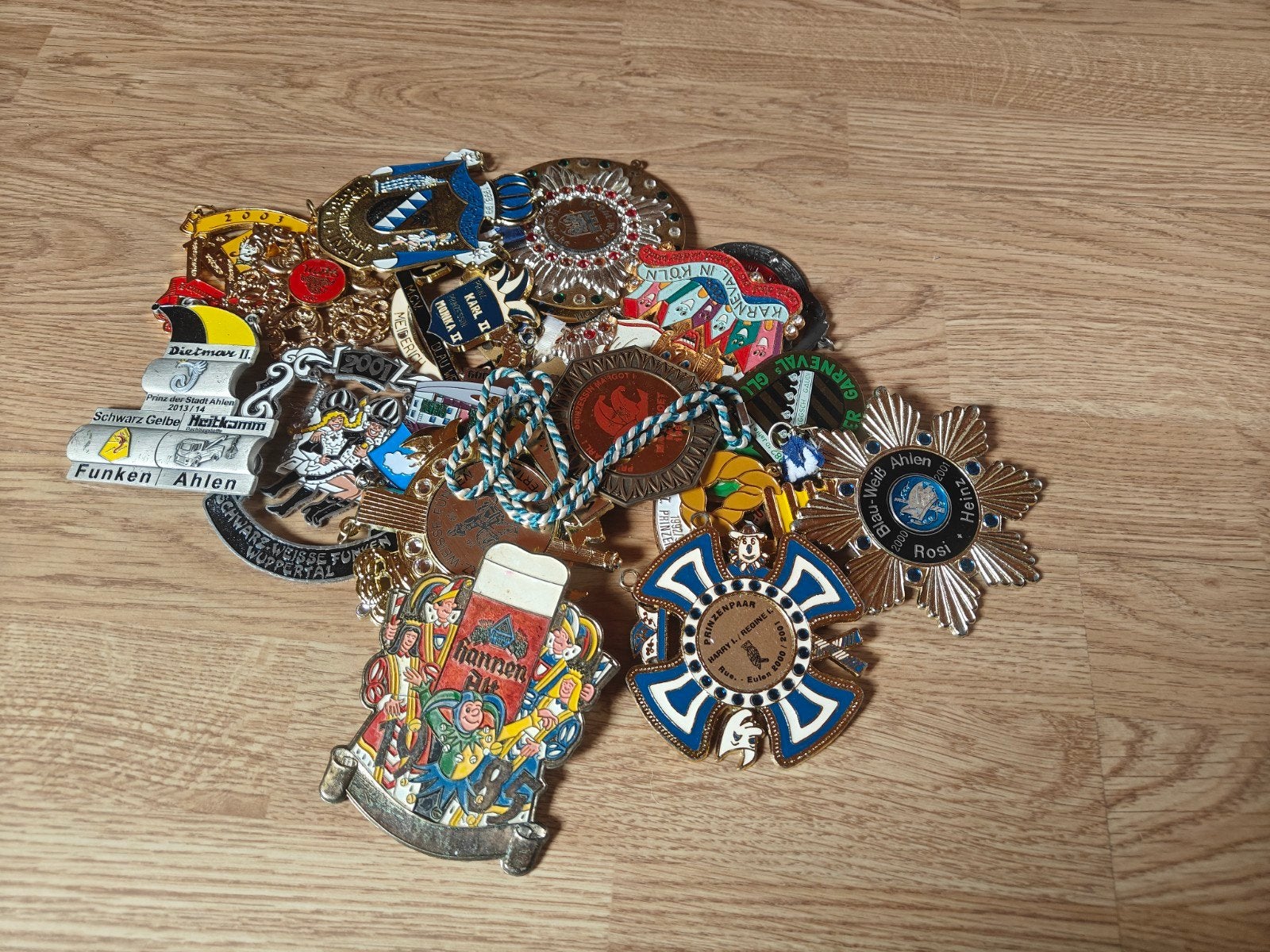 lot carnaval medailles, Ophalen of Verzenden