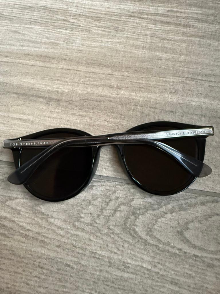 Lunettes de soleil Tommy Hilfiger, Enlèvement ou Envoi, Comme neuf, Noir, Lunettes de soleil
