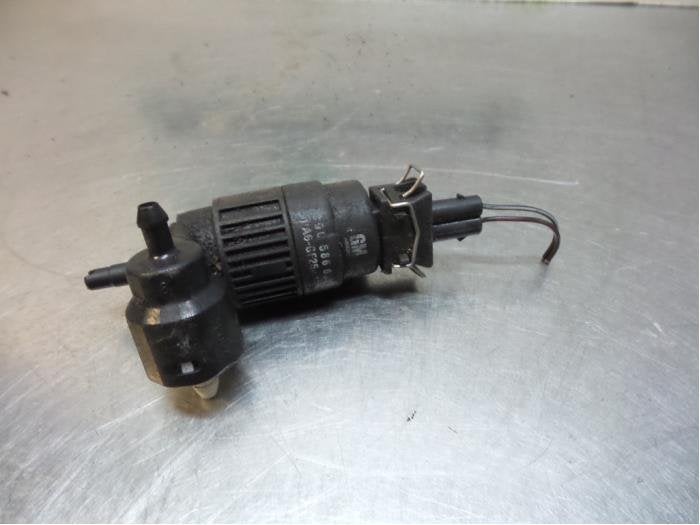 Ruitensproeierpomp voor van een Opel Corsa (Corsa C 00-), Gebruikt, -, -, Opel