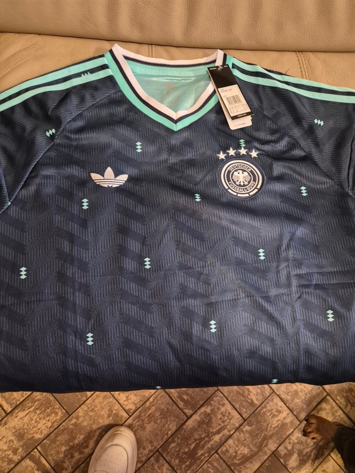 t chirt adidas, Ophalen