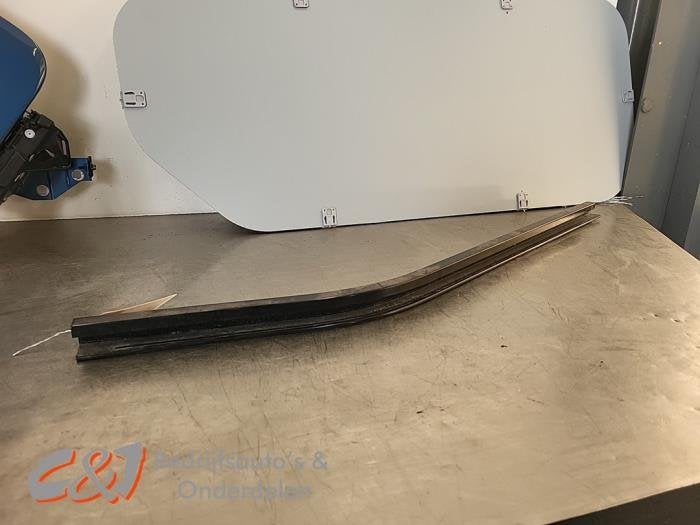 Rail porte coulissante gauche d'un Renault Trafic, Renault, -, 3 mois de garantie, Utilisé