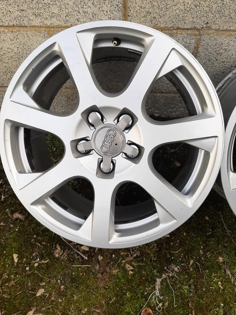 Jantes audi Q5 pneu 235 65 17 hiver ou été en très bon état, Enlèvement