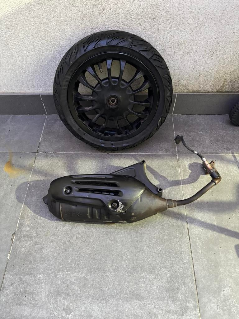 Vespa sprint uitlaat en velg, Fietsen en Brommers, Scooters | Vespa, Ophalen, Overige modellen, Klasse A (25 km/u), Zo goed als nieuw